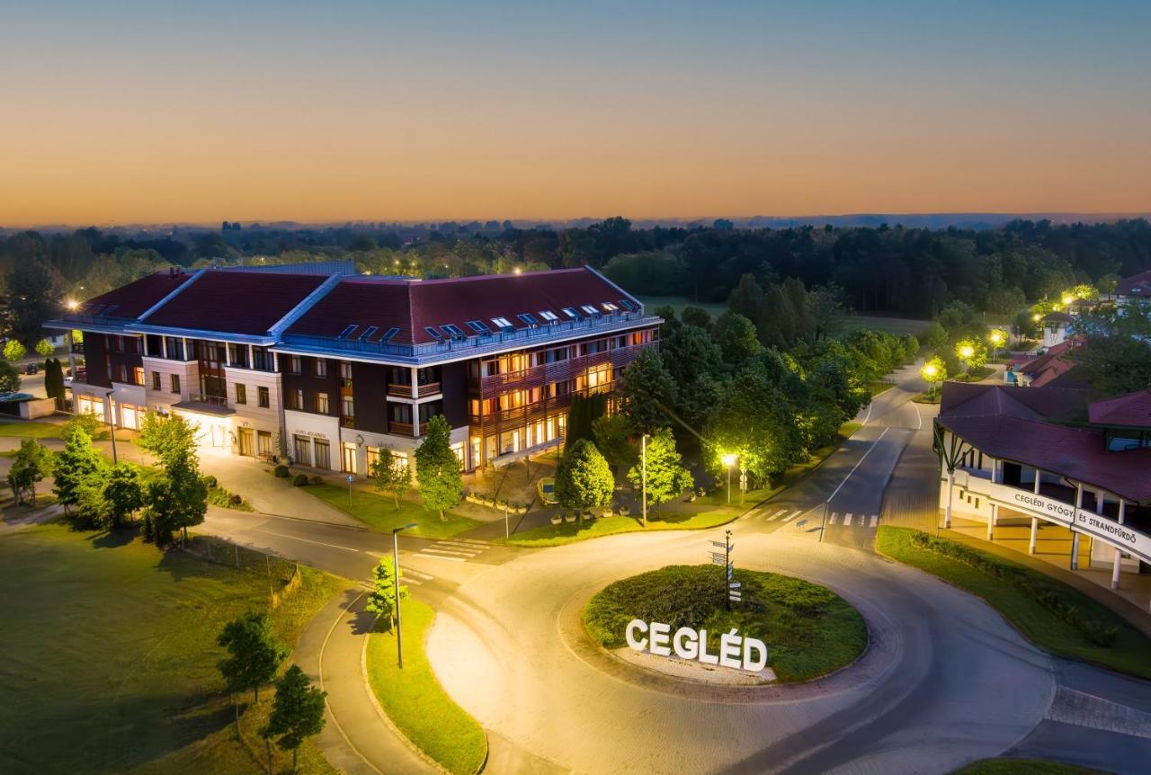 Aquarell Hotel Cegled Ngoại thất bức ảnh