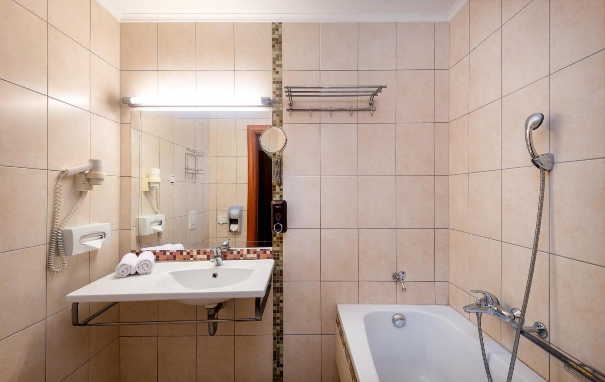 Aquarell Hotel Cegled Ngoại thất bức ảnh