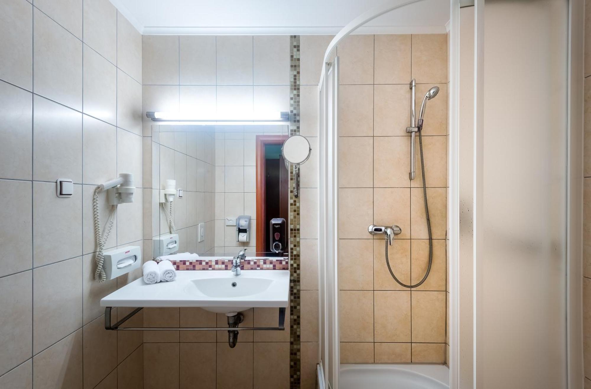 Aquarell Hotel Cegled Ngoại thất bức ảnh