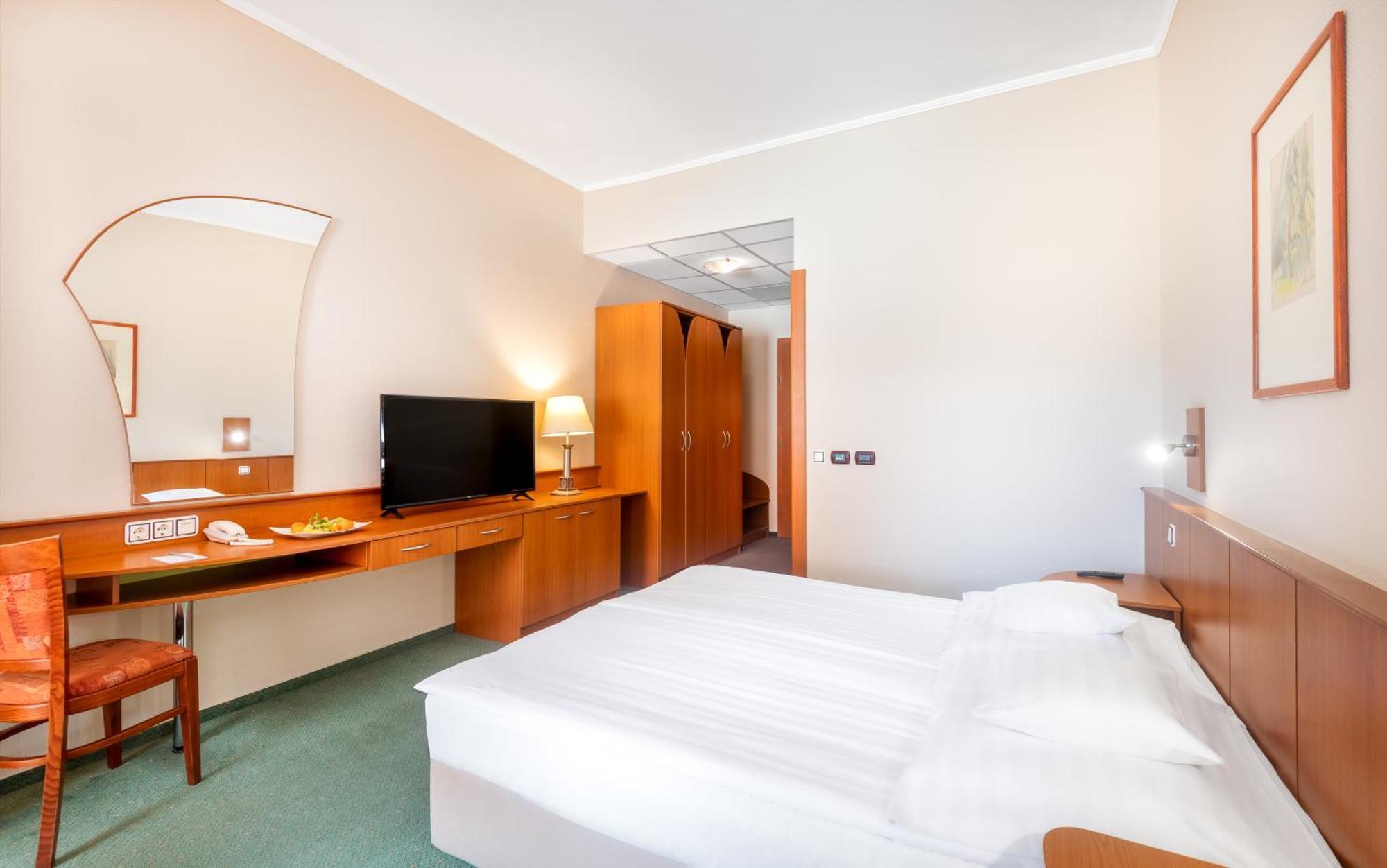 Aquarell Hotel Cegled Ngoại thất bức ảnh