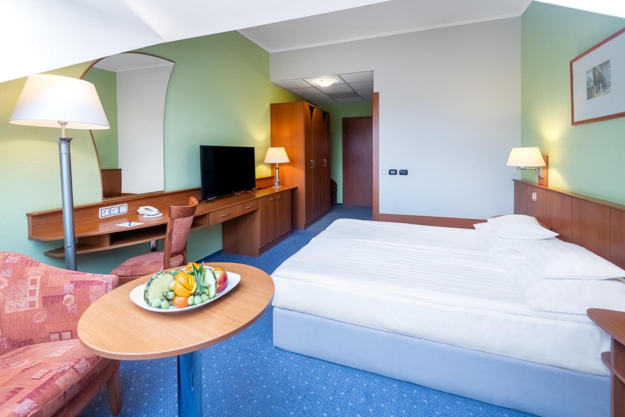 Aquarell Hotel Cegled Ngoại thất bức ảnh