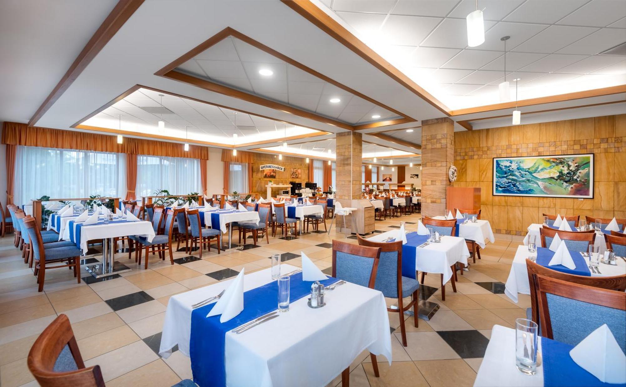 Aquarell Hotel Cegled Ngoại thất bức ảnh