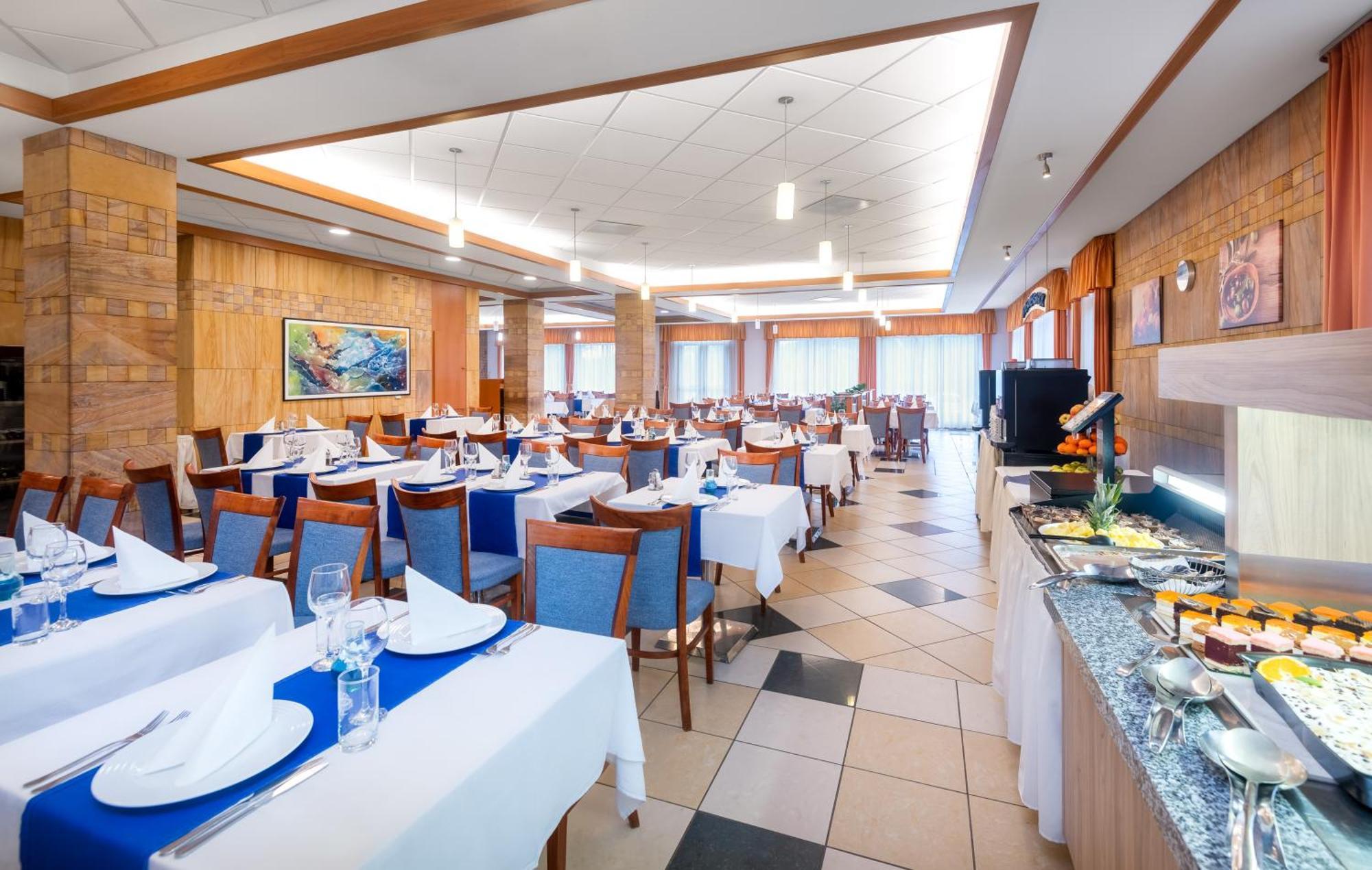 Aquarell Hotel Cegled Ngoại thất bức ảnh
