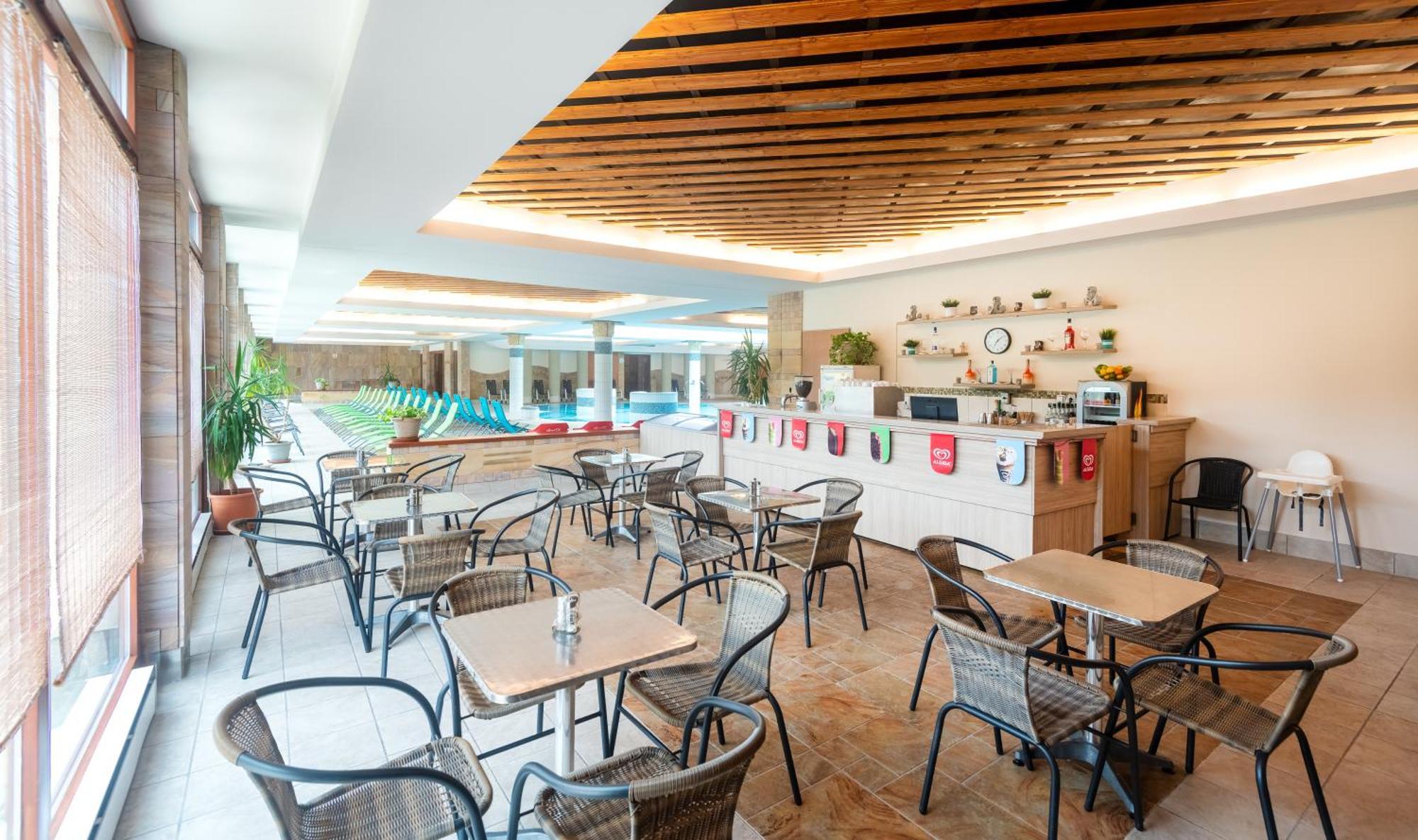 Aquarell Hotel Cegled Ngoại thất bức ảnh