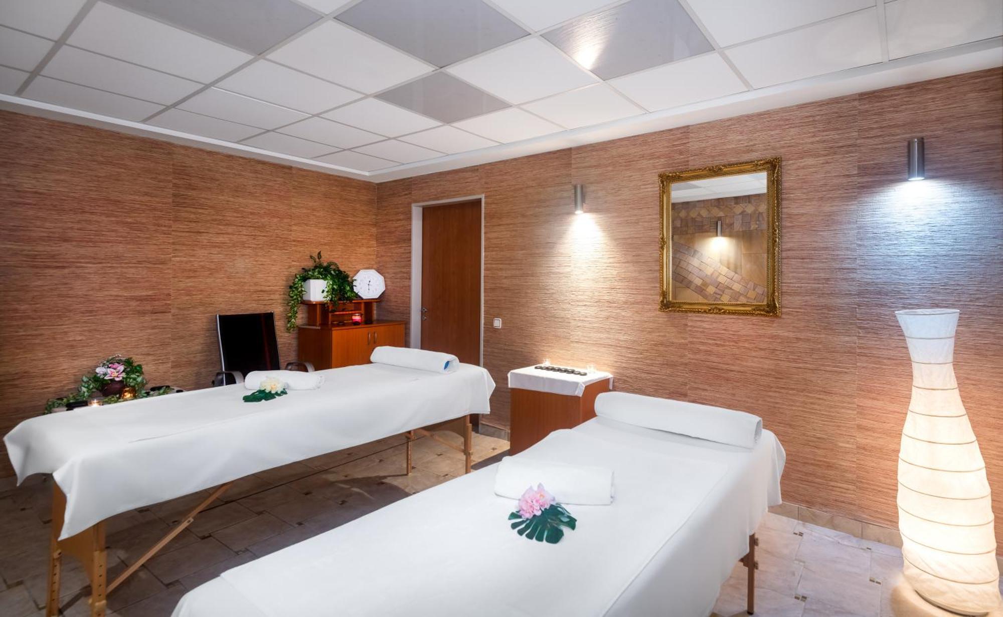 Aquarell Hotel Cegled Ngoại thất bức ảnh