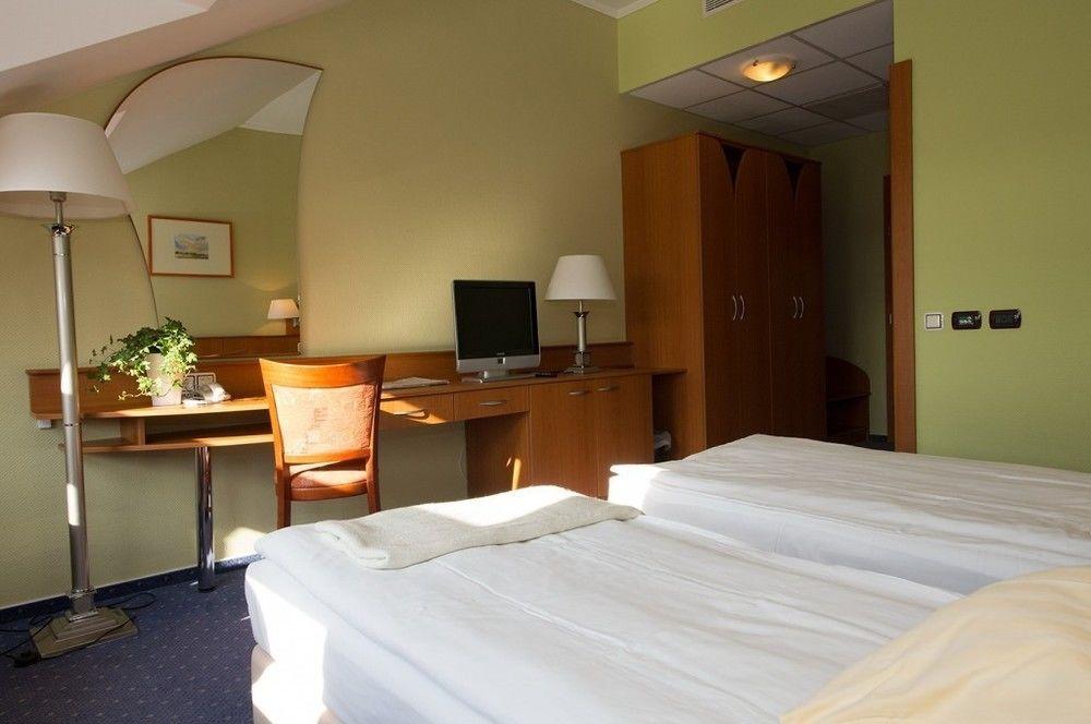 Aquarell Hotel Cegled Ngoại thất bức ảnh