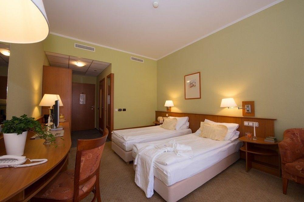 Aquarell Hotel Cegled Ngoại thất bức ảnh