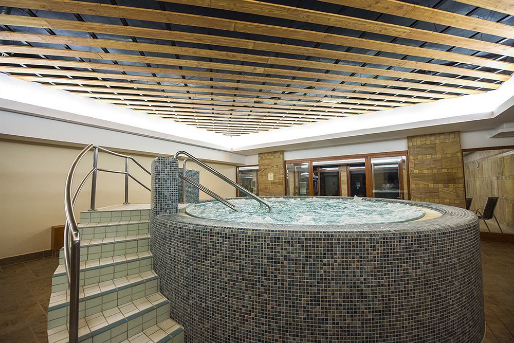 Aquarell Hotel Cegled Ngoại thất bức ảnh