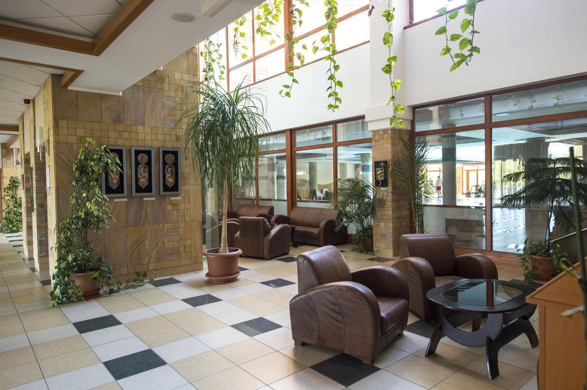 Aquarell Hotel Cegled Ngoại thất bức ảnh
